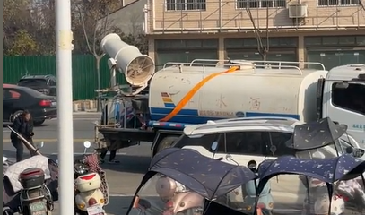 突遇火情,洒水车变“消防车”紧急灭火!